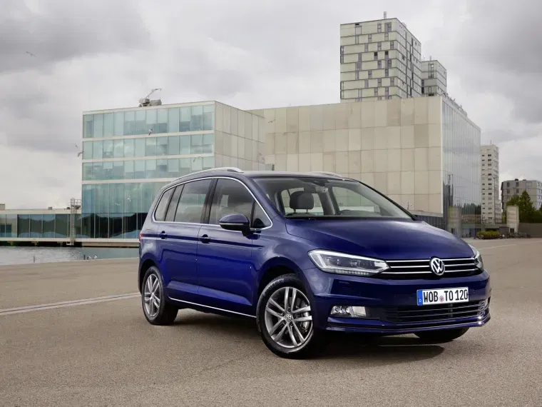 front view of vw touran