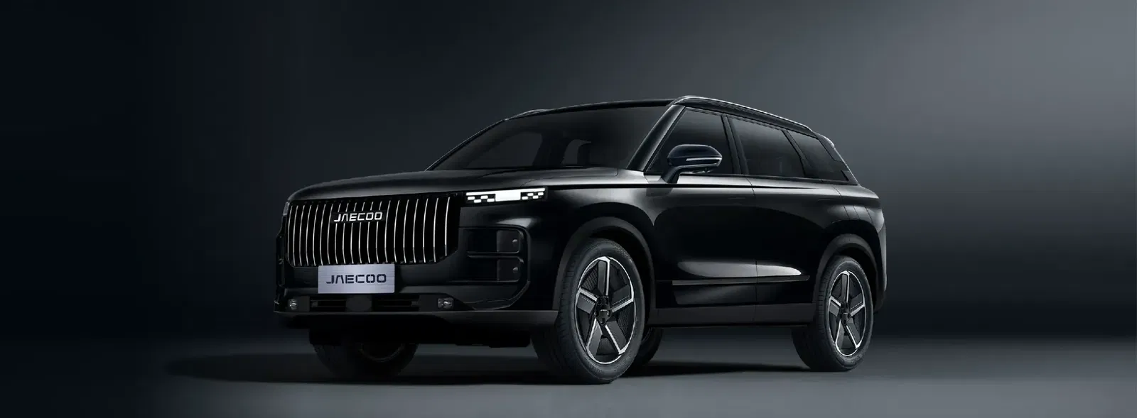 Black JAECOO 7 Parked on a dark background