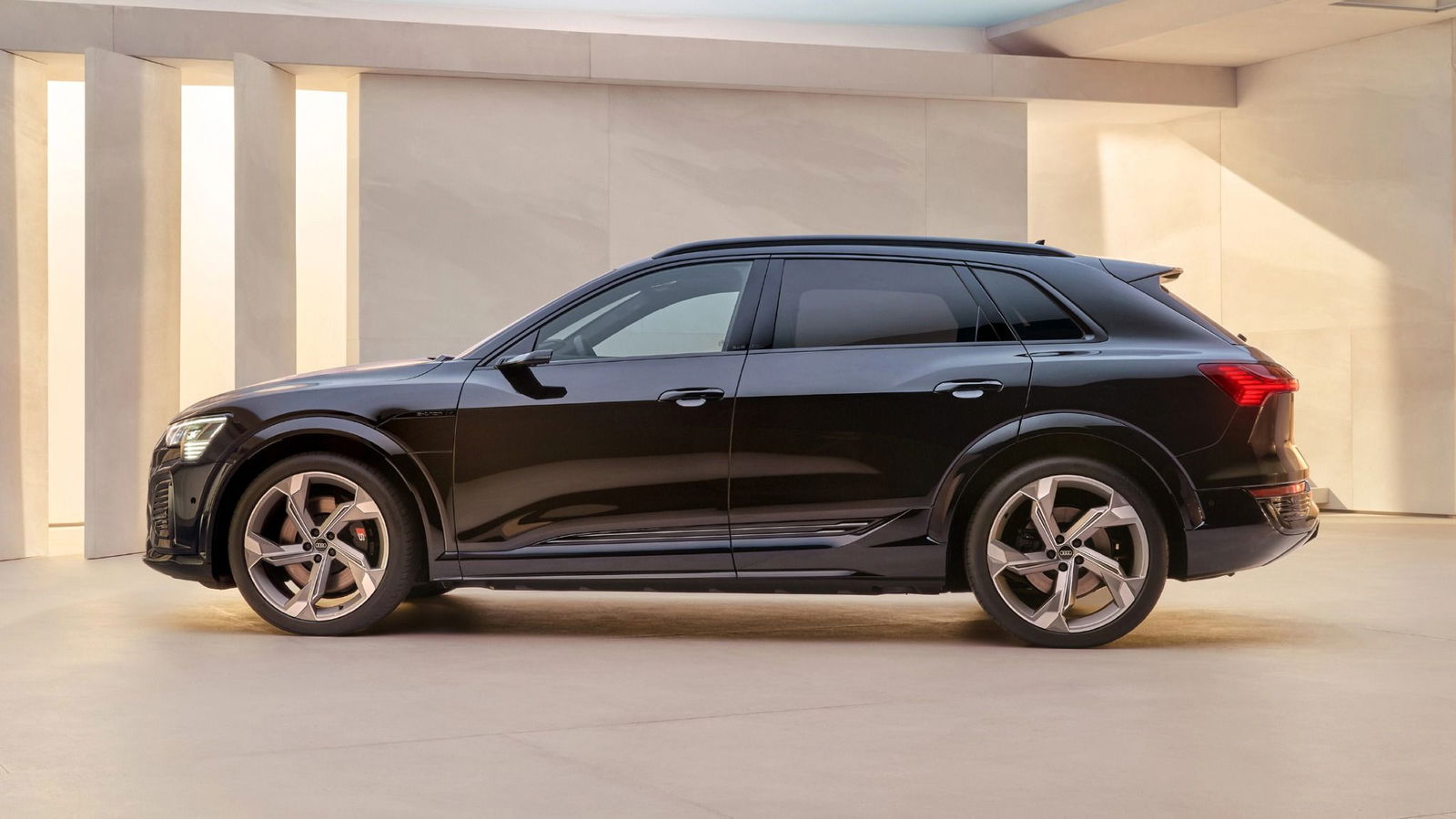 Side view of SQ8 e tron.